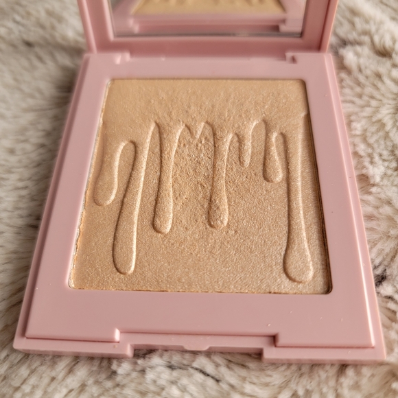 Ice Me Out Pressed Powder Highlighter - Kylie Cosmetics - Picture 3 of 8